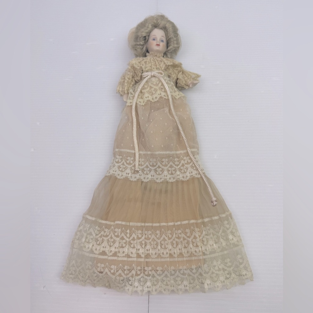 Vintage 1983 Louis Nichle Victorian Doll Ivory Lace Dress Made in Taiwan 
Nice